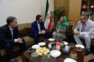 وزیر فرهنگ و ارشاد اسلامی  به تماشای «دزد لالایی‌ها» نشست 3