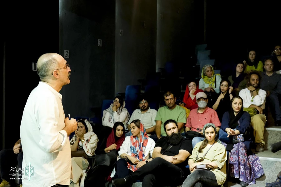 نشست صمیمی هادی حجازی فر با کارگردان های حاضر در جشنواره