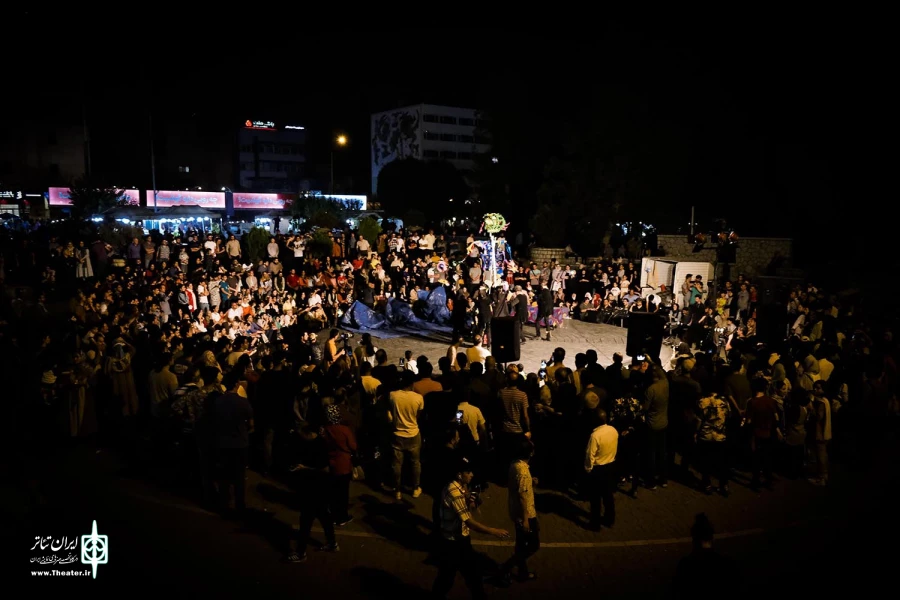 استقبال مردم از اجراهای خیابانی در محوطه تئاتر شهر