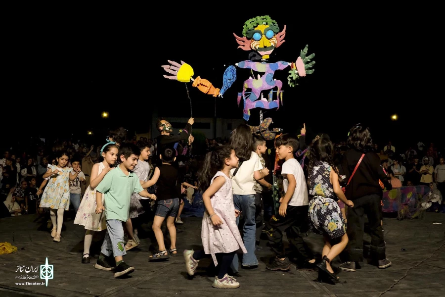 استقبال مردم از اجراهای خیابانی در محوطه تئاتر شهر